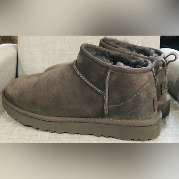UGG Women’s Mini Boots - Picture 2 of 4